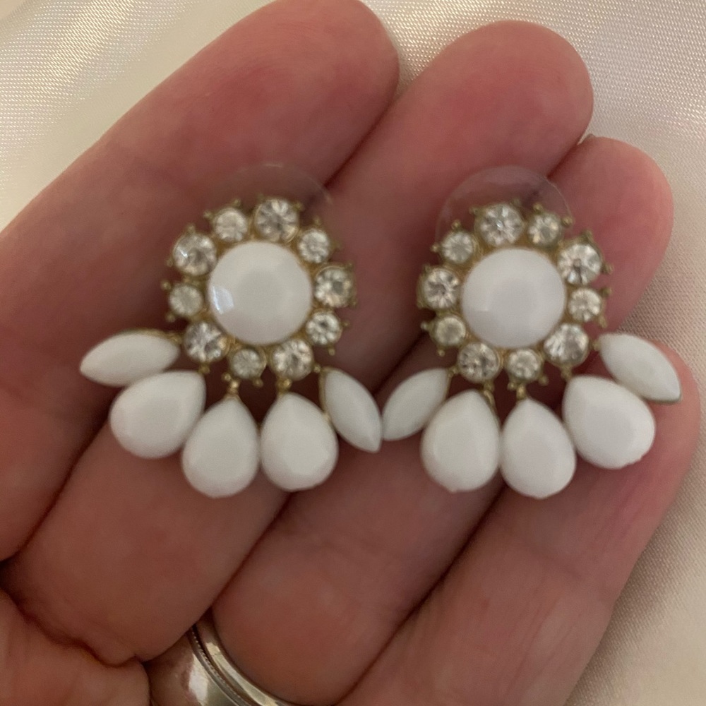 Summer earrings in white and gold.